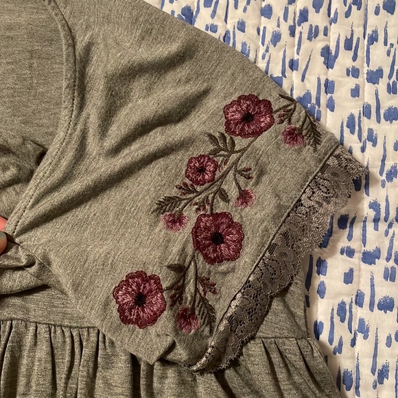 Grey floral sleeve top - Picture 2 of 3